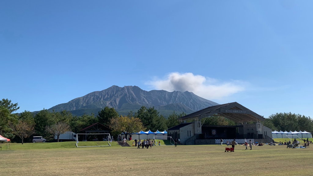 桜島と桜島フラフェスティバルの会場風景画像